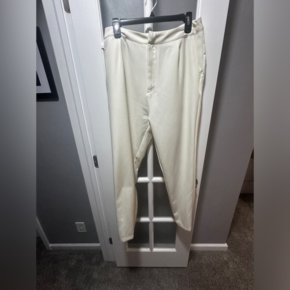 PrettyLittleThing Cream Cropped Pants - Picture 3 of 9